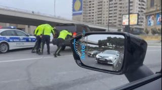 Prospektdə maşın xarab oldu; yol polisi sürücüyə belə kömək elədi - VİDEO 