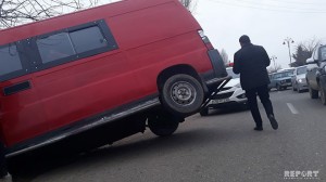 Tovuzda mikroavtobus qəzaya uğradı: yaralananlar var - FOTO