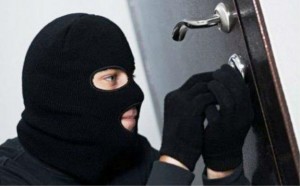 Yevlaxda həmkəndlisinin evindən oğurluq edən şəxs saxlanılıb