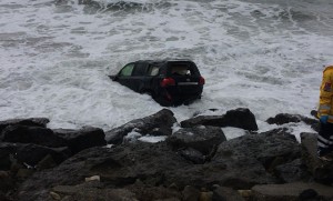 “Toyota” dənizə düşdü: 2 yaralı - FOTO