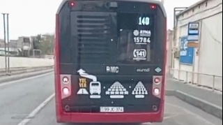 Duman işıqları ilə təhlükə yaradan avtobus sürücüsü - 99-JC-374   - VİDEO