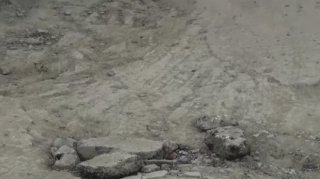 Жители Сальяна жалуются на непроходимые дороги после прокладки канализационных линий - ВИДЕО