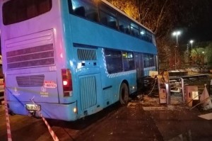 Telefonla danışan sürücü avtobusu insanların üstünə sürdü - FOTO