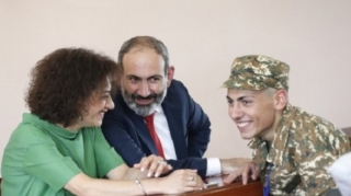 Erməni xalqı yasda: Paşinyanın oğlu festivalda çaxır içir  - FOTO