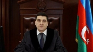 Bakıda məhkəmə sədrinin oğlu arvadını bıçaqlayıb özünü binadan atdı 