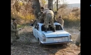 Əsgərlərimiz Qarabağda köhnə "QAZ-24" ilə belə "qəzaya" düşdü - VİDEO 