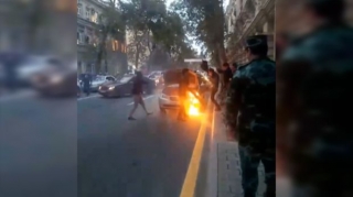 Bakıda maşın qəfil alovlandı  - VİDEO