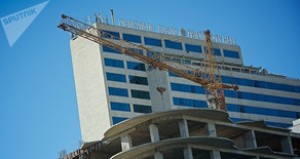 Hotelin həyətində qaldırıcı kran aşdı: 1 ölü, 1 yaralı