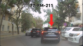 Sağ zolaqda boş yer ola-ola ikinci cərgədə dayanıb yolu kəsdi - VİDEO