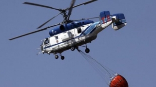 Yanğınsöndürən helikopter çaya düşdü 
