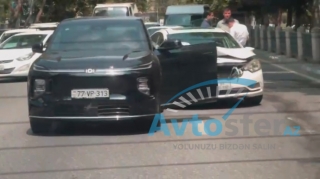 Bakının mərkəzində zəncirvari qəza; “Prius”, “KIA” və Changan” toqquşdu - VİDEO 