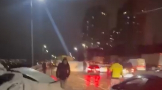 Bakıda AĞIR QƏZA: "Ford"la  toqquşan "Xəzər"  avtomobilinin mühərriki qopdu  - VİDEO