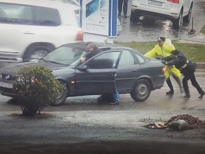 Yol polisi yağışlı havada belə işlədi - FOTO