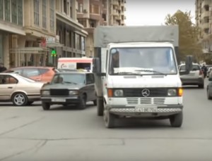 Bu yolda qaydanı pozmayan sürücü var? - VİDEO