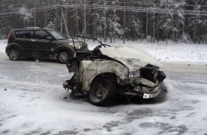 Yüksək sürətlə yoldan çıxıb ağaclara çırpılan avtomobil parça-parça oldu - VİDEO