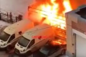 Küçədə yanan “Qazel” partladı: sürücü yanıq xəsarətləri alıb - VİDEO