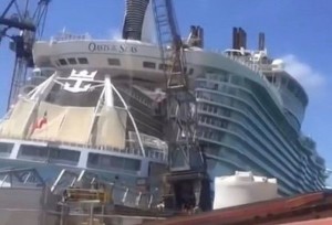 Nəhəng gəminin üzərinə kran aşdı – FOTO + VİDEO