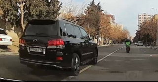 Bakıda bahalı "Lexus"la qayda pozan  gənc sürücü - VİDEO