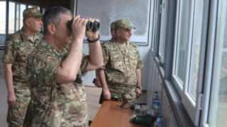 Müdafiə naziri zabit heyətinin ixtisasartırma və təkmilləşdirmə kurslarının gedişi ilə maraqlanıb   - FOTO