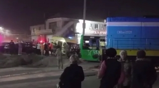 Avtobus qatarla toqquşub, xəsarət alanlar var 