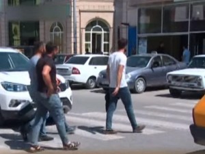 Piyada keçidindən podium kimi istifadə edənlər - VİDEO