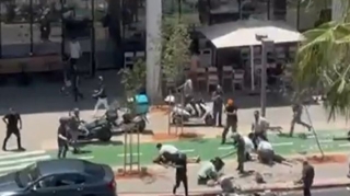 Təl-Əvivdə terror: avtomobili izdihamın üzərinə sürdü   - VİDEO