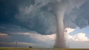 ABŞ-da sürücü tornadoya düşdü və sağ qaldı  - VİDEO