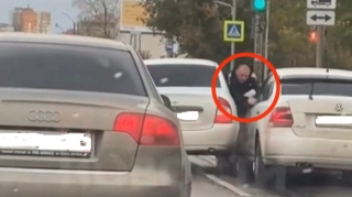 Mübahisə etdiyi sürücünü iki maşının arasında sıxışdırıb əzdi - VİDEO