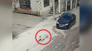 Yolun ortasındakı kanalizasiya lyuku sürücünü qəzaya saldı - VİDEO