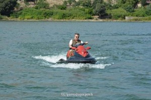 Ermənistanın baş naziri Azərbaycanda kater sürüb əylənir - VİDEO