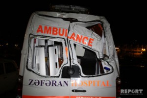 Bakıda ambulans qəza törədib: xəsarət alan var - FOTO