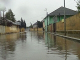 Rayonlarda piyada və avtomobil körpüsü sel sularına davam gətirməyərək dağılıb