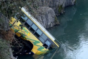 İriqabaritli avtobus çaya düşüb