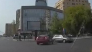 Bakıda "Passat"la Uber taksi xidmətinin avtomobili toqquşdu  - VİDEO