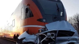 Sürət qatarı avtomobilə çırpıldı: ölən var 