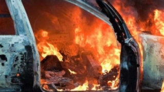 Binəqədidə "BMW" aşdı: od tutub yandı 