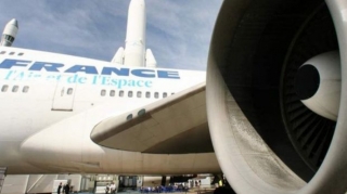 Parisə uçan təyyarədə yanğın olub   - FOTO