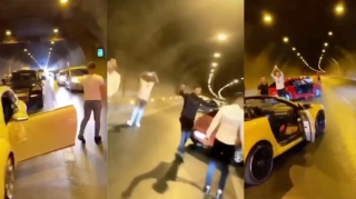 Avtomobilləri ilə tuneli bağlayıb rəqs etdilər;  yolda uzun tıxac yarandı - FOTO + VİDEO 