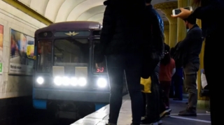 Bakı metrosunda bədbəxt hadisə - Relsin üzərinə yıxılan sərnişin öldü - VİDEO 