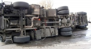 Şirkət maşını dərəyə aşdı: 1 yaralı