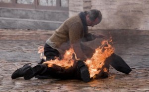 Polisin rüşvət tələbindən bezən azərbaycanlı özünü yandırdı - Polis həbs edildi