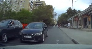 Bakıda güzgünü vurub qaçan sürücü - VİDEO