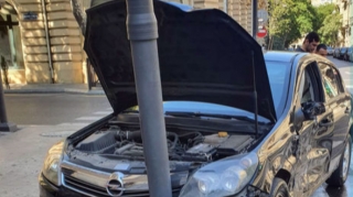 Bakının mərkəzində iki avtomobil toqquşdu, hasar aşdı - FOTO 