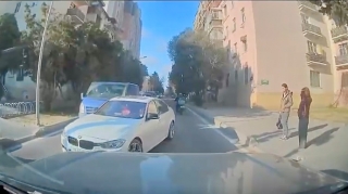 В Баку водитель захотел проехать на красный свет и заблокировал движение — ВИДЕО 