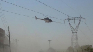 Helikopter yüksək gərginlikli enerji xətlərinə ilişib qaldı  - VİDEO
