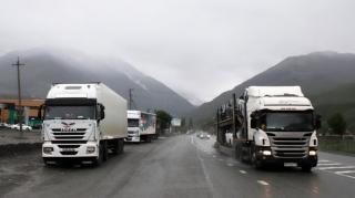 Gürcüstan yük maşınları üçün yolu bağlandı 