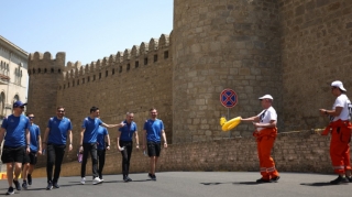 "Formula 1" pilotu Bakıda qeyri-adi avtoqraf verib