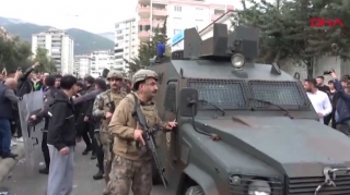 Hücumdan sonra cəsədi məktəbdən zirehli maşınla çıxarıldı - VİDEO