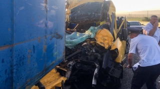 Mikroavtobus park edilmiş “Kamaz”a çırpıldı;  9 ölü, 9 yaralı - FOTO 
