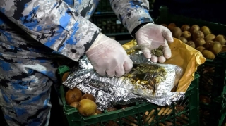 Kivi daşıyan yük maşınından görün nələr çıxdı  - FOTO - VİDEO 